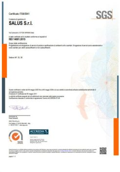 Un certificato di SGS rilasciato alla SALUS S.r.l. per la conformità alla norma ISO 14001:2015, comprensivo di firme ufficiali, loghi e dettagli sulla certificazione del sistema di gestione ambientale.